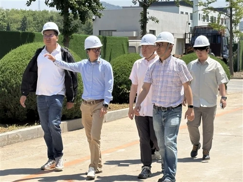 Amerykōński Klient Ôstoł W Ôstatnim Tydziyń Przi Naszym Fabryce w Dalian — Ôt...